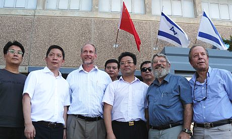 מימין לשמאל: יוסי קסנר הבעלים של חברת GIE, יהונתן גולדשטיין מייסד ונשיא 3GSolar , מר ליגואנדין המזכיר הכללי של מחוז XiangShan , ברי ברין מנכ"ל 3GSolar, זואו מינגפנד נשיא ובעלים HuaXiang group ובכירים נוספים ממחוז XiangShan