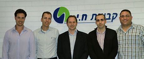משמאל לימין: אוהד ויזל, איתי לבקוביץ, ג'ואל ברנרנד, סייגון מזריקוז ויחיאל בוסקילה, מנהל מחלקת תעשייה בקבוצת ח.י.
