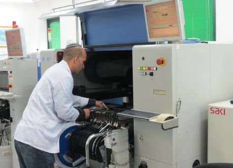 הכנת מכונת SMT לריצת ייצור במפעל רד תקשורת בהר-חוצבים