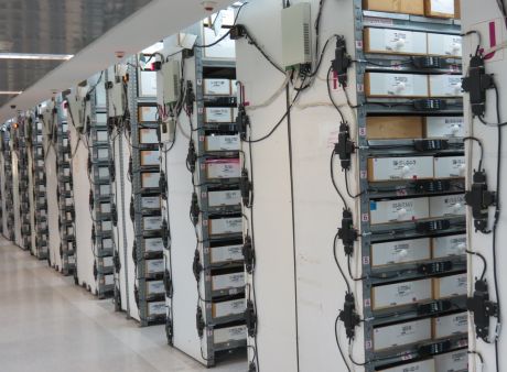 מחסן המלאי עם כבלי רשת התקשורת שקיצרה את זמן הקיוט ב-70%